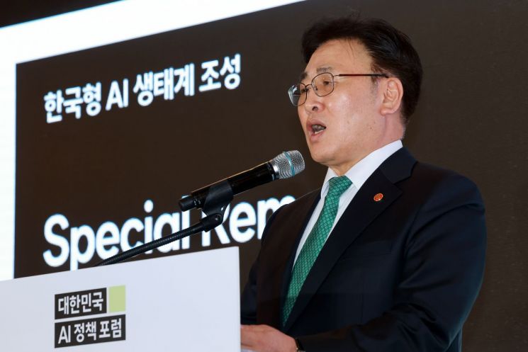 유상임 과학기술정보통신부 장관이 9일 서울 중구 롯데호텔 사파이어볼룸에서 열린 대한민국 AI 정책 포럼에 참석해 축사하고 있다. 연합뉴스