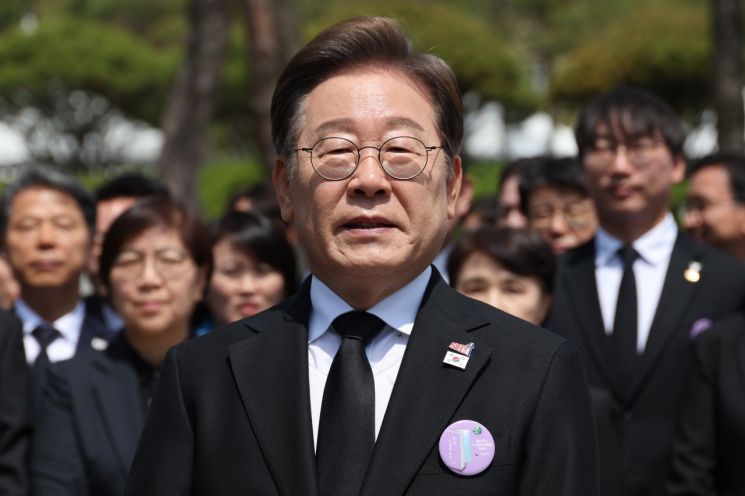 개헌 입장 공개 관련 질문에 답하는 이재명 후보    (광주=연합뉴스) 황광모 기자 = 더불어민주당 이재명 대선후보가 18일 광주광역시 북구 국립 5·18민주묘지에서 열린 5·18민주화운동 45주년 기념식에 참석한 뒤 취재진과 만나 이날 발표한 개헌 관련 입장에 대한 질문에 답하고 있다. 2025.5.18 [공동 취재]    hkmpooh@yna.co.kr(끝)＜저작권자(c) 연합뉴스, 무단 전재-재배포, AI 학습 및 활용 금지＞