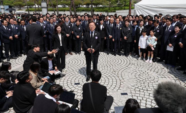 개헌 입장 공개 관련 질문에 답하는 이재명 후보    (광주=연합뉴스) 황광모 기자 = 더불어민주당 이재명 대선후보가 18일 광주광역시 북구 국립 5·18민주묘지에서 열린 5·18민주화운동 45주년 기념식에 참석한 뒤 취재진과 만나 이날 발표한 개헌 관련 입장에 대한 질문에 답하고 있다. 2025.5.18 [공동 취재]    hkmpooh@yna.co.kr(끝)＜저작권자(c) 연합뉴스, 무단 전재-재배포, AI 학습 및 활용 금지＞