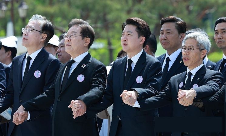 더불어민주당 이재명, 개혁신당 이준석, 민주노동당 권영국 대선 후보 등이 18일 광주광역시 북구 국립 5·18민주묘지에서 열린 5·18민주화운동 45주년 기념식에서 '임을 위한 행진곡'을 제창하고 있다. 연합뉴스