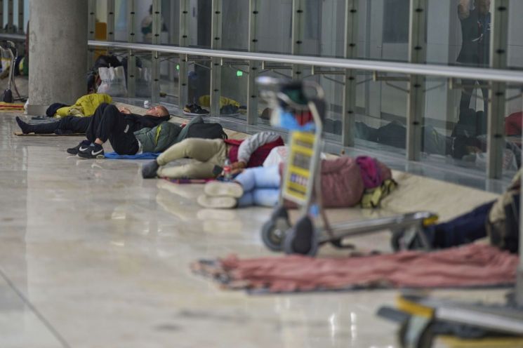 스페인 마드리드 공항 바닥에서 노숙자들이 잠을 청하고 있다. AP 연합뉴스