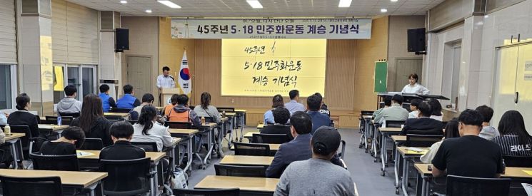 5·18 광주민주화운동 45주년을 맞아 전남 완도에서 지역 출신 희생자들을 기리는 추모 행사가 열렸다. 이준경 기자