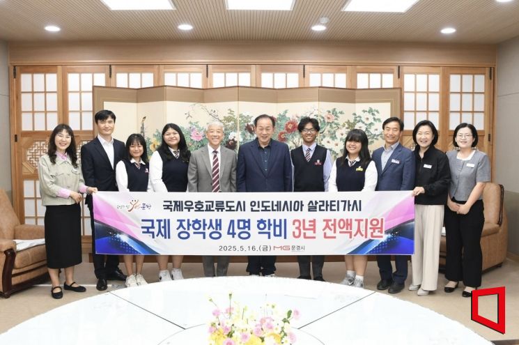 신현국 문경시(왼쪽 여섯번째)이 지난 16일 국제우호교류도시 장학생 4명에게 학비지원 후 기념촬영 하고 있다.