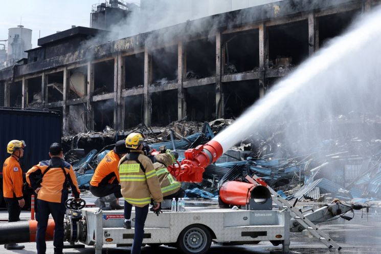 금호타이어 광주공장 화재 발생 이틀째인 18일 소방대원들이 물줄기를 쏘며 진화 작업을 벌이고 있다. 연합뉴스