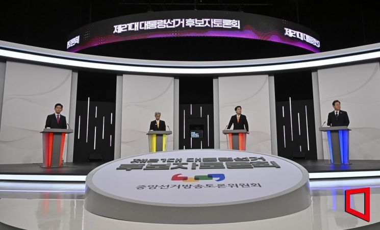 [포토] 대선후보 첫 TV 토론...李 "유능한 일꾼" 金 "일자리 대통령"