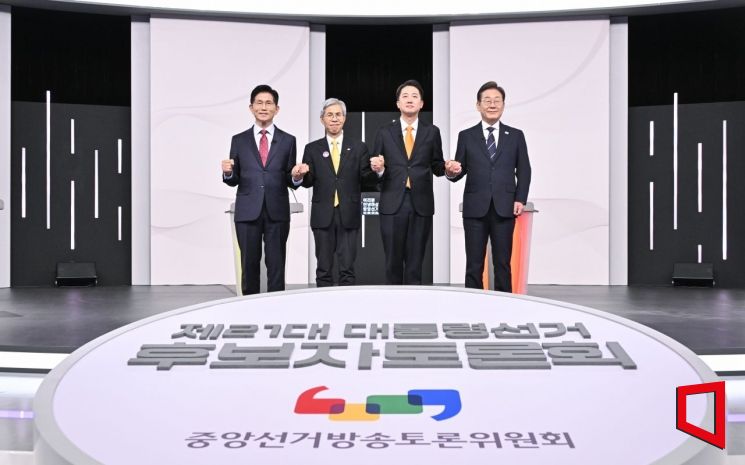 18일 서울 마포구 SBS프리즘타워에서 열린 중앙선거방송토론위원회 주관 제21대 대통령선거 후보자토론회에서 각 정당 대선 후보들이 선전을 다짐하고 있다. 왼쪽부터 국민의힘 김문수, 민주노동당 권영국, 개혁신당 이준석, 더불어민주당 이재명 대선후보. 2025.5.18 국회사진기자단