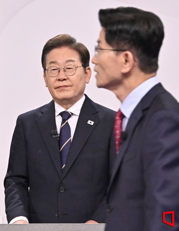 김문수 국민의힘 대선후보가 18일 서울 마포구 SBS프리즘타워에서 열린 중앙선거방송토론위원회 주관 제21대 대통령선거 후보자토론회에 참석하고 있다. 왼쪽은 이재명 더불어민주당 대선후보. 2025.5.18 국회사진기자단