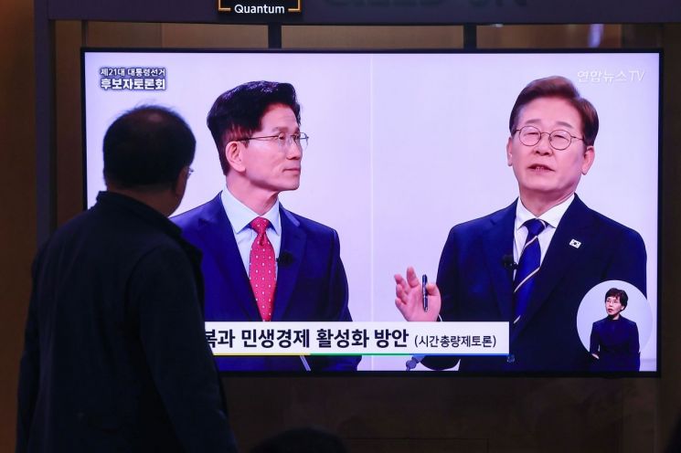 [속보]김문수 "불법 대북 송금 몰랐나"…이재명 "檢 억지기소"