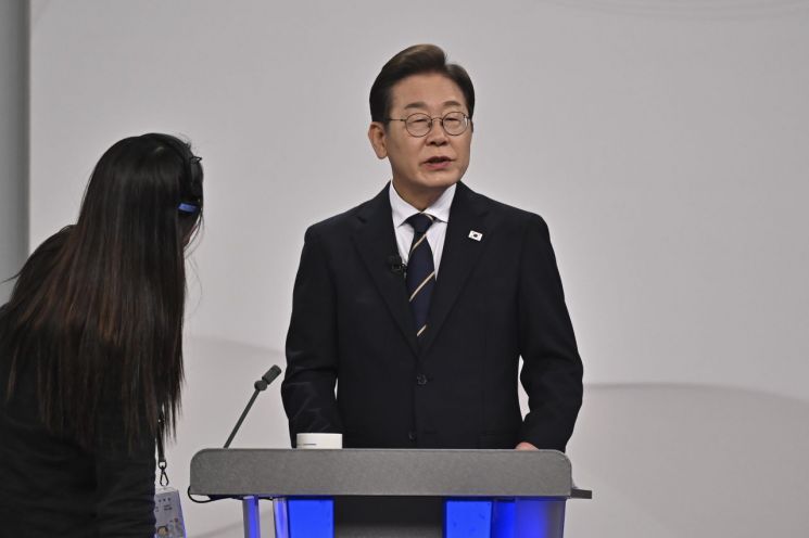이재명 더불어민주당 대선 후보가 18일 서울 마포구 상암동 SBS 프리즘센터 스튜디오에서 열린 제21대 대선 1차 후보자 토론회를 준비하고 있다. 국회사진기자단 연합뉴스