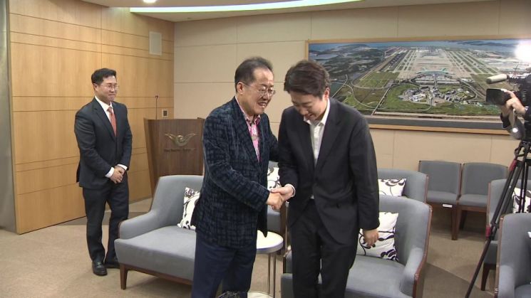미국으로 출국하는 홍준표 전 대구시장이 지난 10일 인천국제공항 귀빈실에 배웅 나온 개혁신당 이준석 대선 후보를 만나고 있다. 연합뉴스