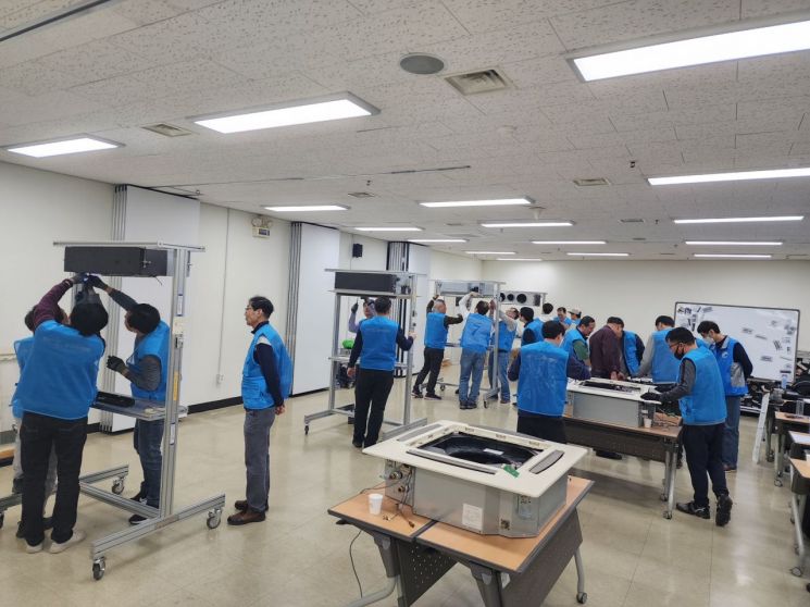 용산구 일자리 연계형 직업교육프로그램에서 구민들이 직업교육을 받고 있다. 용산구 제공.