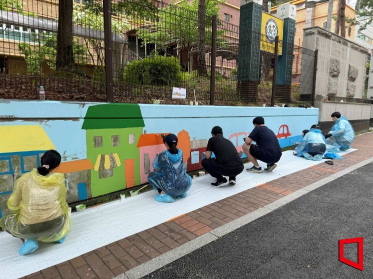 한국앤컴퍼니그룹, 임직원 가족과 '벽화그리기' 봉사활동