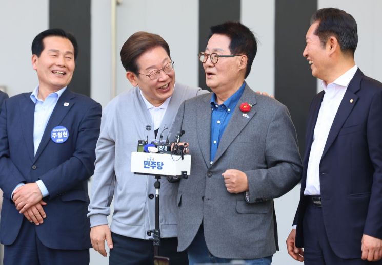 남도문화벨트 골목골목 경청투어에 나선 더불어민주당 이재명 대선 후보가 지난 11일 전남 해남군 해남읍 군민광장에서 웃으며 박지원 공동선거대책위원장의 지원연설을 듣고 있다. 연합뉴스