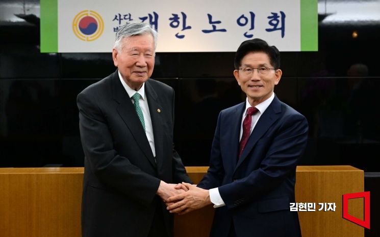 [포토] 대한노인회 간담회 참석한 김문수