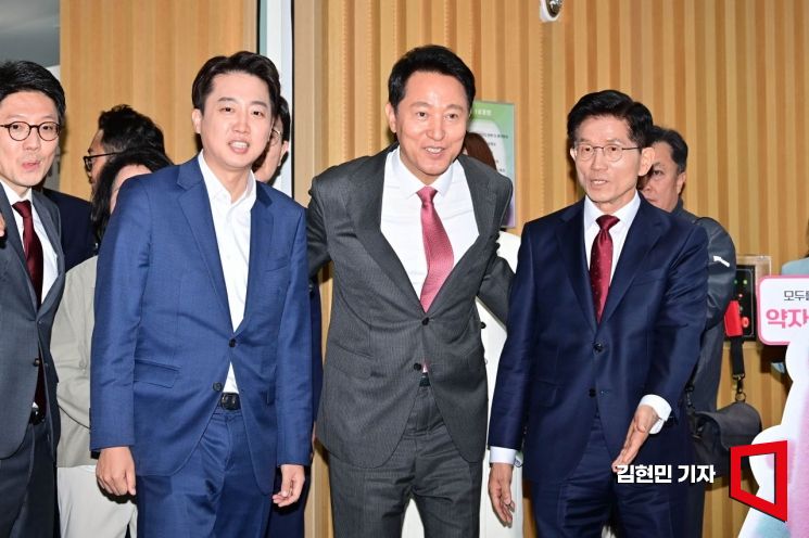 [포토] 서울시 토론회 참석하는 김문수-이준석