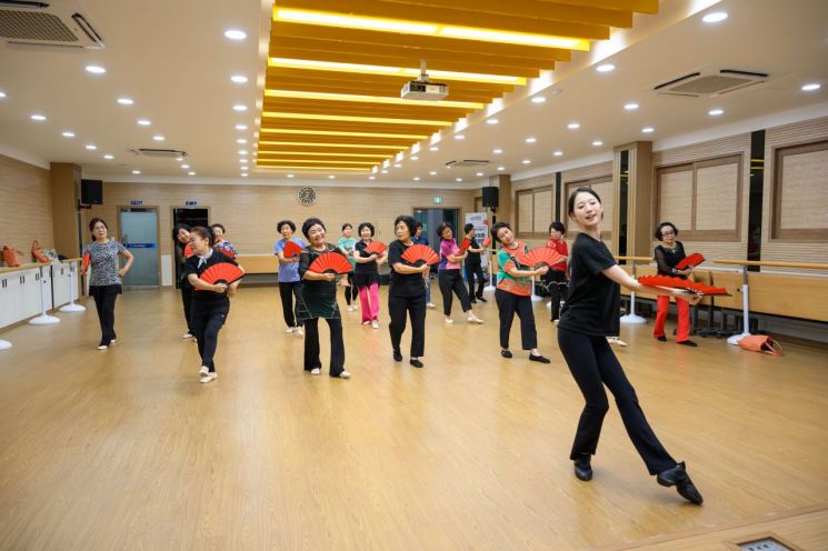 2024년 꿈다락예술학교 실버발레 수업. 영덕군 제공