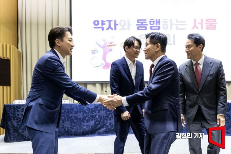 [포토] 악수하는 김문수-이준석