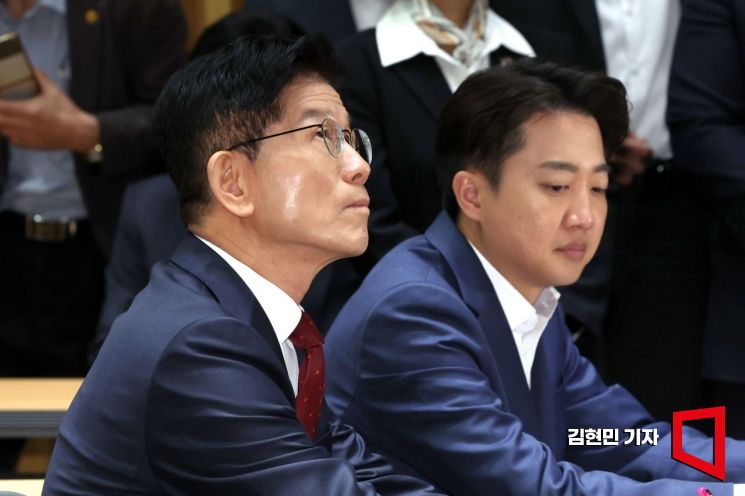김문수 국민의힘 대선 후보와 이준석 개혁신당 대선 후보가 19일 서울시청에서 열린 약자와 동행하는 서울 토론회에 참석하고 있다. 2025.5.19 김현민 기자