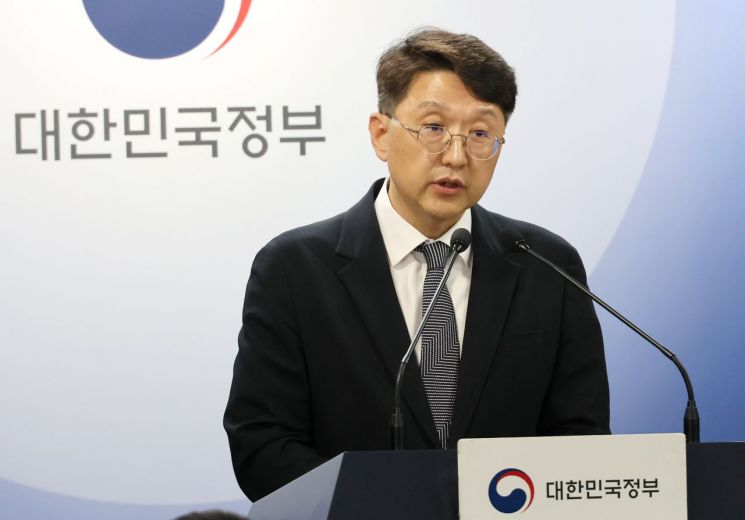 최우혁 과학기술정보통신부 정보보호네트워크정책관이 19일 서울 종로구 정부서울청사에서 SKT 침해사고 관련 민관합동 조사결과 2차 발표 브리핑을 하고 있다. 연합뉴스
