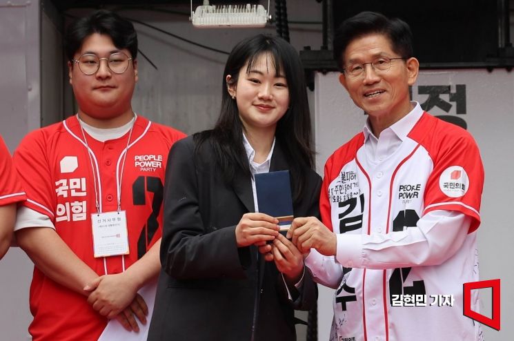 [포토] 김문수 "결혼·출산하면 주거비 9년 지원"