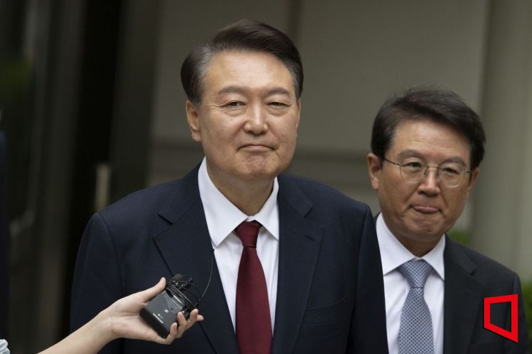 '묵묵부답' 윤석열, 5차 공판 출석…특전사 1공수여단장 군 투입 증언