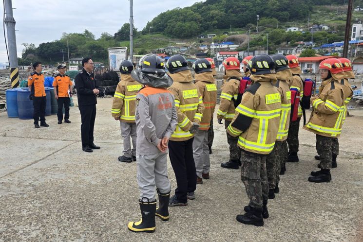 김재병 경기도소방재난본부장이 19일 안산 풍도를 찾아 의용소방대원들과 이야기를 나누고 있다. 경기도소방재난본부 제공