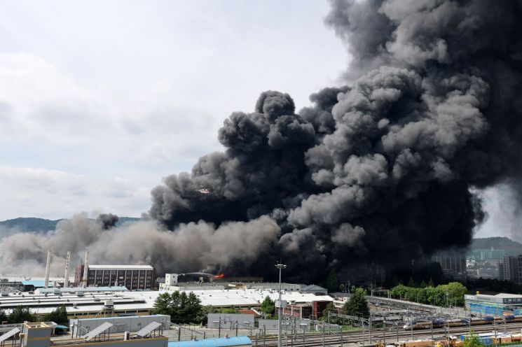 금호타이어 광주공장에서 발생한 대형 화재로 검은 연기가 하늘을 뒤덮고 있다. 광산구 제공