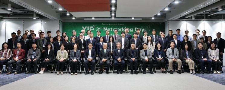 조욱제 유한양행 대표이사와 김열홍 R&D(연구개발) 총괄사장을 비롯해 제3회 유한 이노베이션 프로그램(YIP) 네트워킹 데이 행사에 참석한 관계자들이 지난 16일 서울시 동작구 대방동 유한양행 본사에서 기념사진을 촬영하고 있다. 사진제공=유한양행