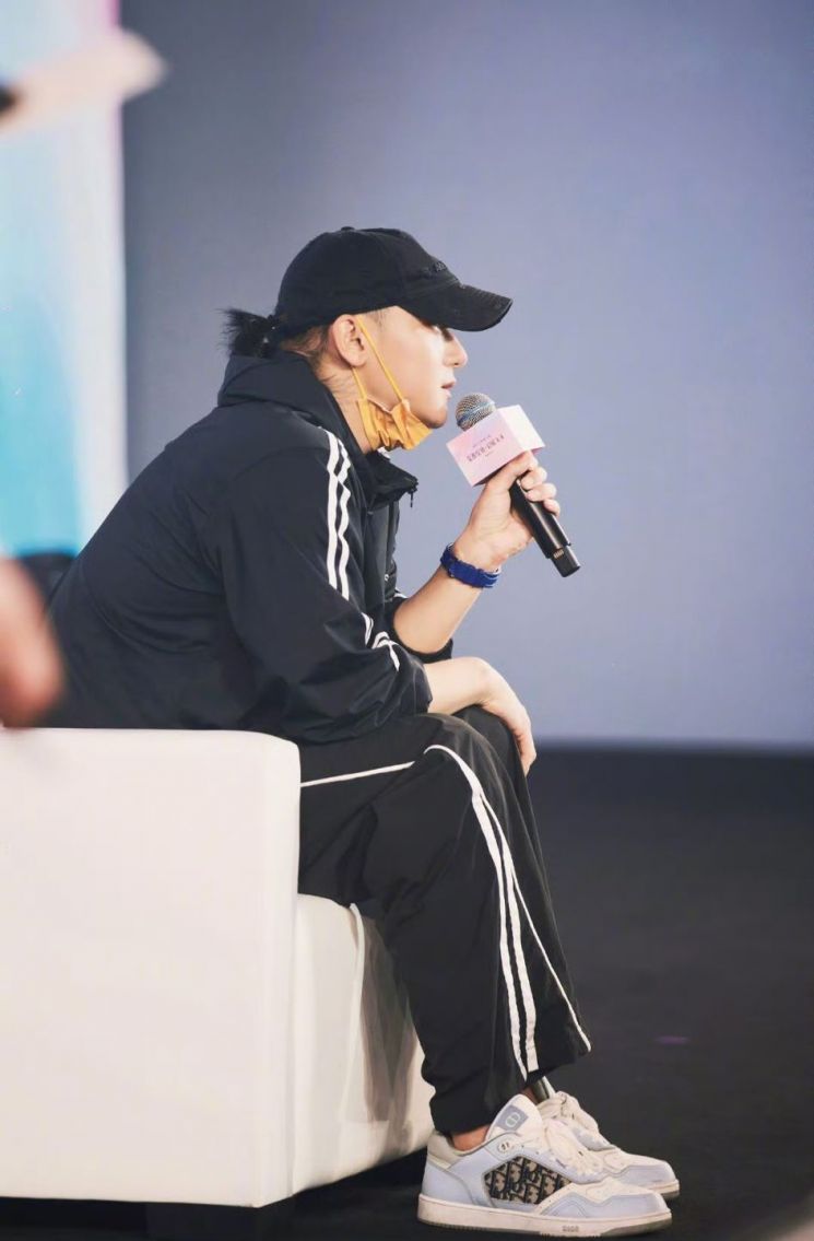 컨퍼런스에 자리한 타오. 타오 웨이보