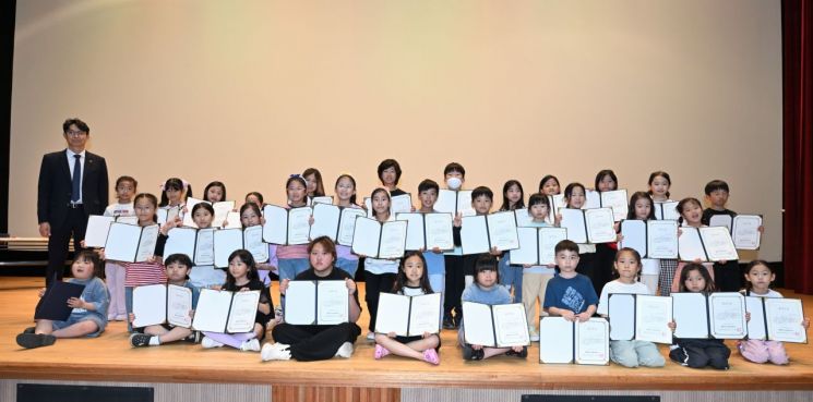 한울본부 제1회 상고문화제 '사생대회' 시상식(왼쪽 강태윤 대외협력처장). 한울본부 제공