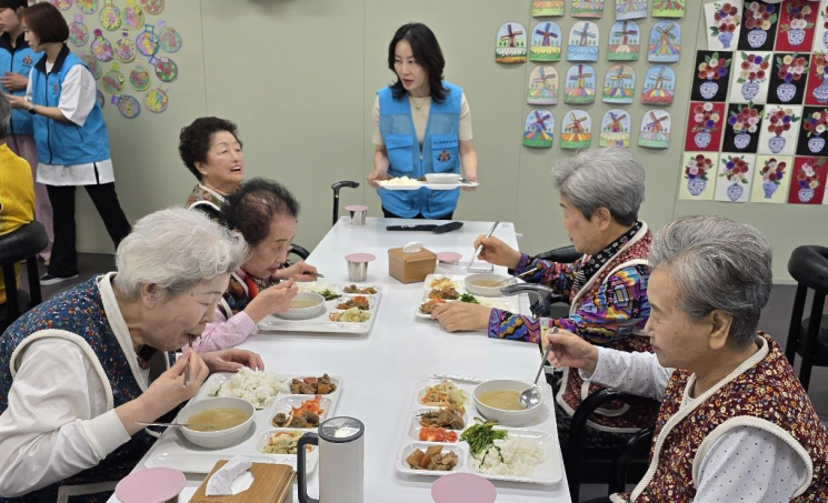 부산시재향군인회 여성회가 어버이날을 맞아 노인복지센터 봉사활동을 펼치고 있다. 부산시재향군인회 제공
