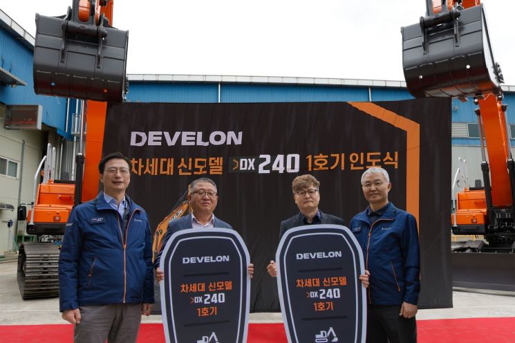 HD현대인프라코어, 차세대 굴착기 1호기 고객 인도