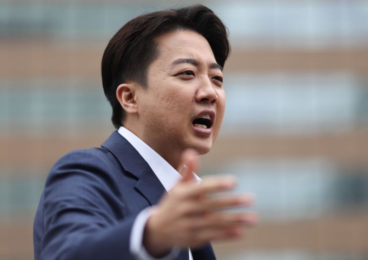 기자회견 하는 이준석 후보 (서울=연합뉴스) 윤동진 기자 = 개혁신당 이준석 대선 후보가 19일 서울 광화문광장에서 기자회견을 하고 있다. 2025.5.19 mon@yna.co.kr(끝)<저작권자(c) 연합뉴스, 무단 전재-재배포, AI 학습 및 활용 금지>