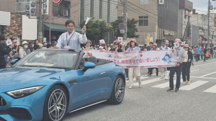 18일 일본 후쿠야마 장미축제 퍼레이드에 참가한 포항시 축하사절단. 포항시 제공