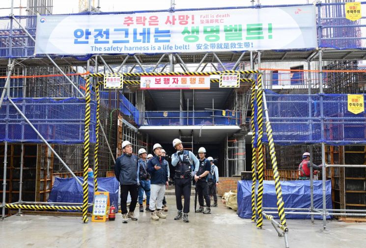 임재욱 SK에코플랜트 최고안전책임자(CSO·왼쪽 세번째)가 지난 16일 경기도 광명 '광명자이힐스테이트SK뷰' 현장을 방문해 안전관리실태와 예방활동 이행상태를 점검하고 있다. SK에코플랜트