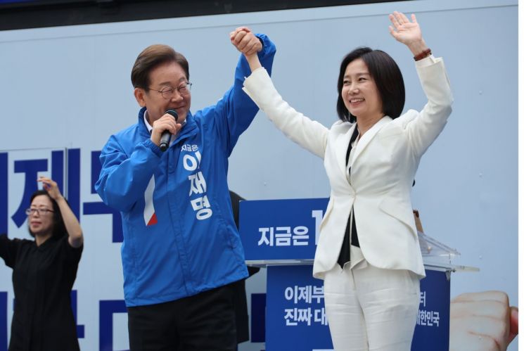 19일 더불어민주당 이재명 대선 후보가 서울 영등포구 타임스퀘어에서 열린 유세에서 허은아 전 개혁신당 대표와 함께 손을 잡고 포즈를 취하고 있다. 2025.5.19 연합뉴스
