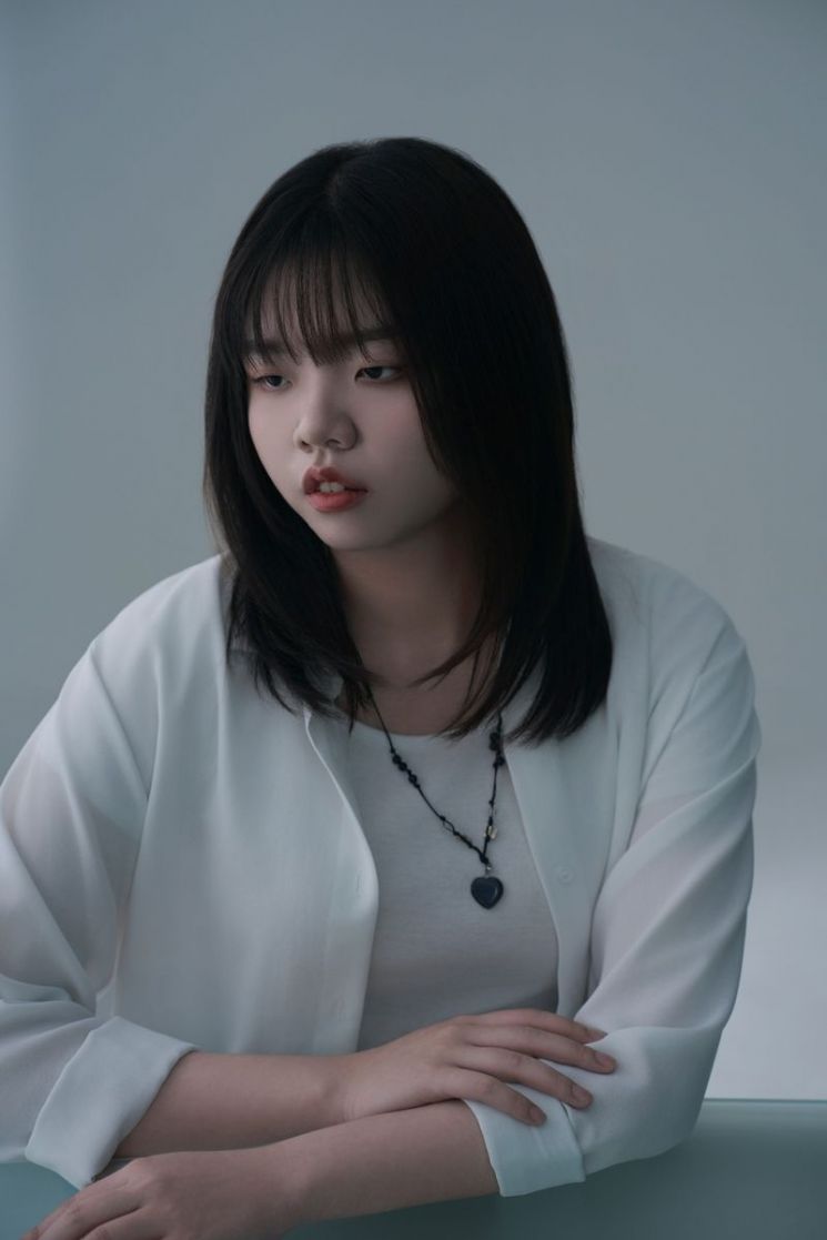 제48회 오늘의 작가상 수상자 윤강은. 민음사