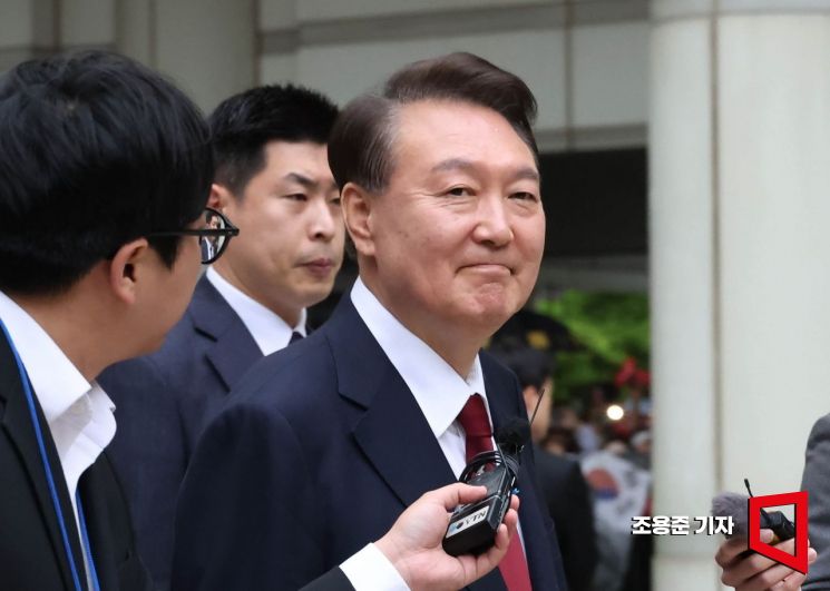 [포토] 취재진 질문에 '묵묵부답'