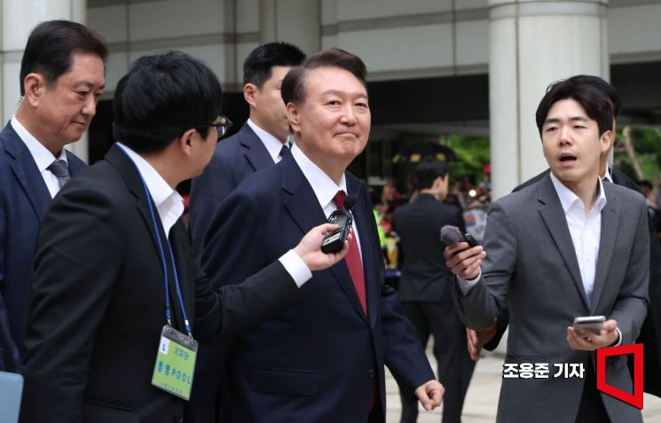 [포토] 법정 나서는 윤석열 전대통령