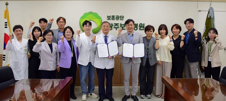 광주사회서비스원과 광주보훈병원은 19일 광주보훈병원에서 공공 돌봄 및 보건의료 발전을 위한 상호 협력 업무협약을 체결했다. 광주사회서비스원 제공