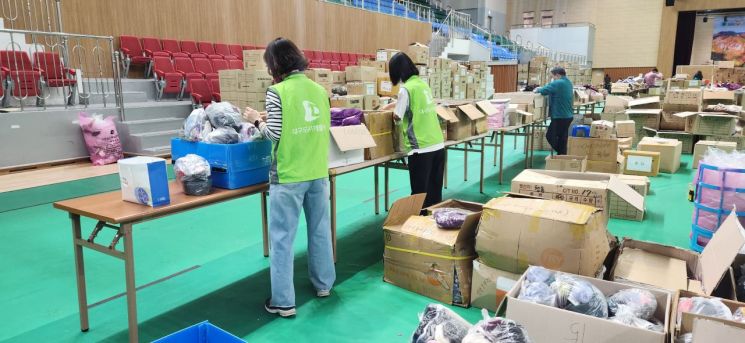 대구도시개발공사 직원들이 산불피해를 입은 청송국민체육센터에서 이재민 구호물품들을 정리하고 있다.