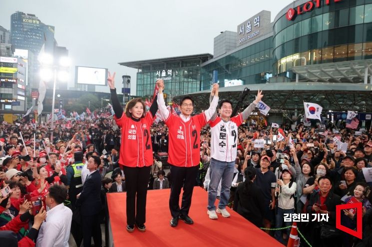 [포토] 서울역 집중 유세 나선 김문수