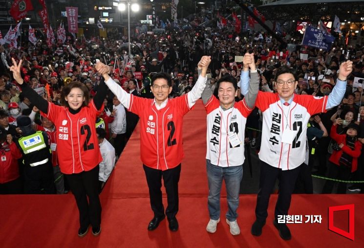 [포토] 서울역에서 지지 호소하는 김문수