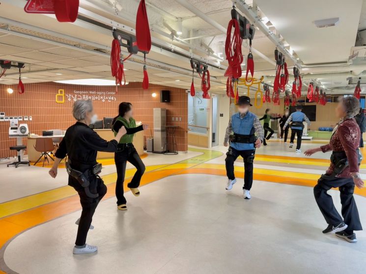 강남구, 시니어 대상 '웨어러블 로봇' 운동프로그램 시범 운영