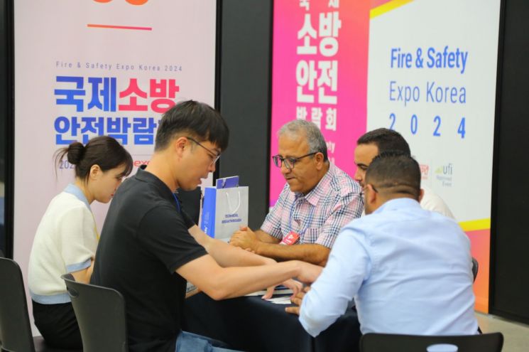 지난해 열린 소방안전박람회에서 소방관련 기업이 바이어와 상담하고 있다.