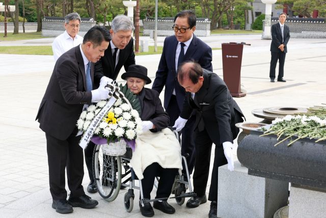 김옥숙 여사, 5·18묘지 참배…"오월 영령께 죄송"