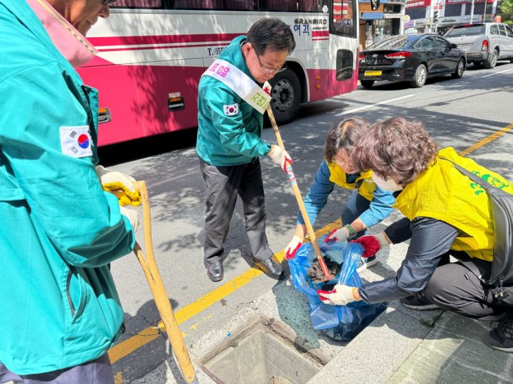 바동진 마산합포구청장이 빗물받이 정화 활동을 하는 모습.