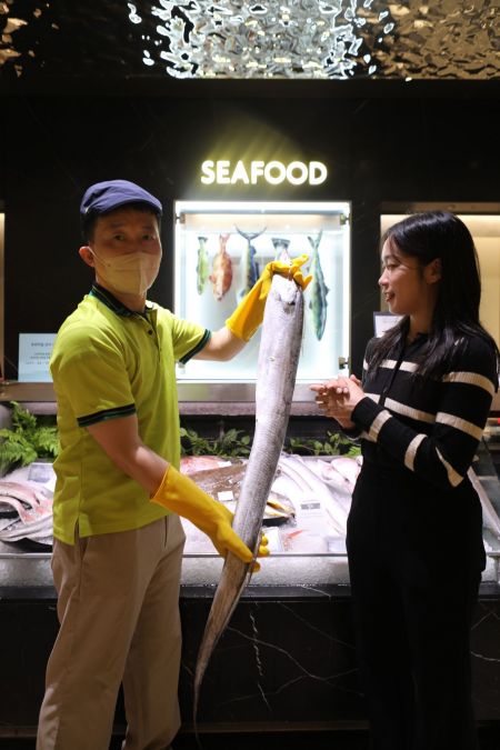 롯데백 광주점, 수산매장서 '대물 먹갈치' 선봬