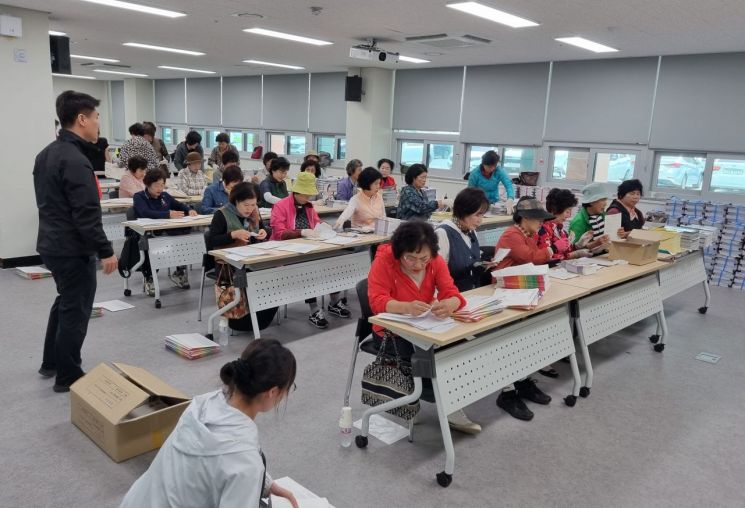 고령군이 전국 최초 읍·면 통합 선거공보물 공동작업을 진행하고 있다. 고령군 제공