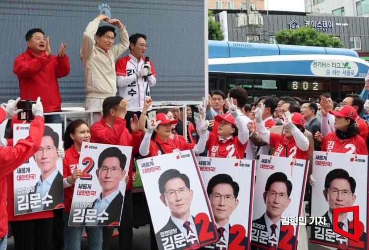 김문수 국민의힘 대선 후보가 20일 서울 강서구 화곡동 남부골목시장에서 시민들을 향해 지지를 호소하고 있다. 2025.5.20 김현민 기자